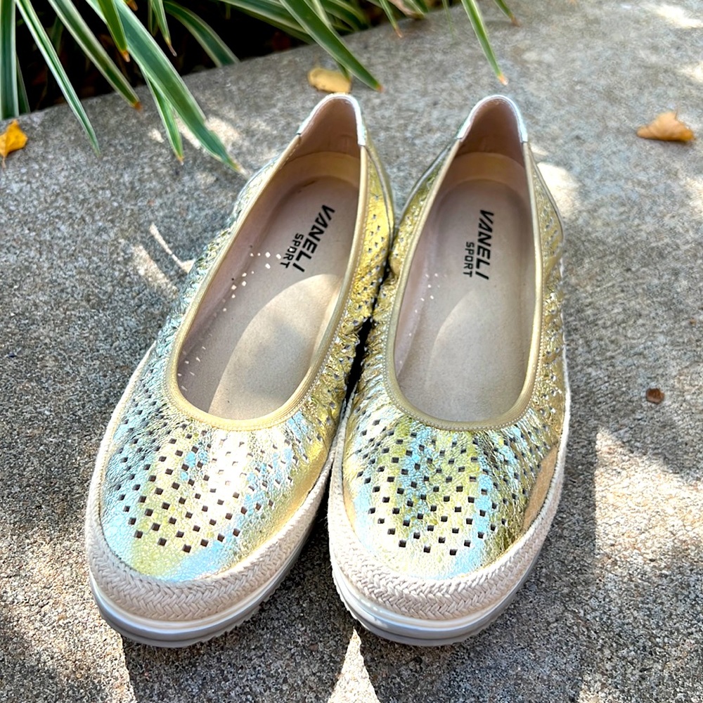 Vaneli gold flats, size 8